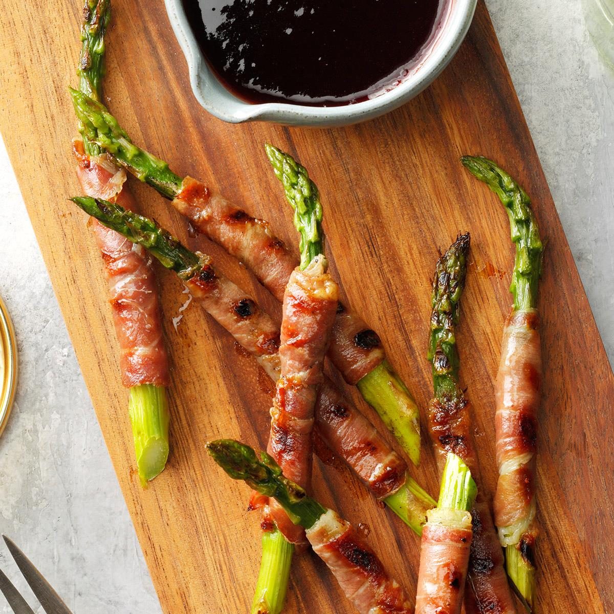 Prosciutto Wrapped Asparagus With Raspberry Sauce Exps Tohca21 85917 B12 16 4b 2