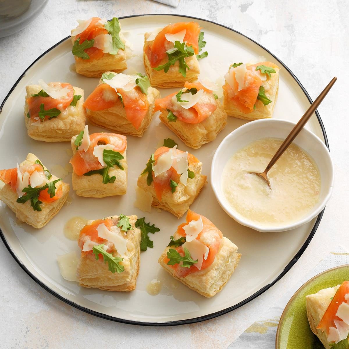 Smoked Salmon Bites With Shallot Sauce Exps Thca21 158887 B12 18 1b 3